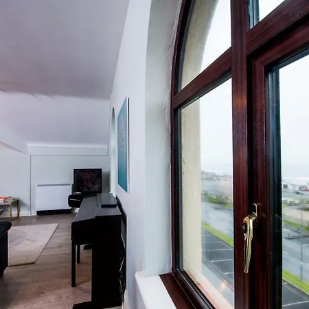Ultimate Luxury Penthouse Overlooking The Beach And The Waves. *